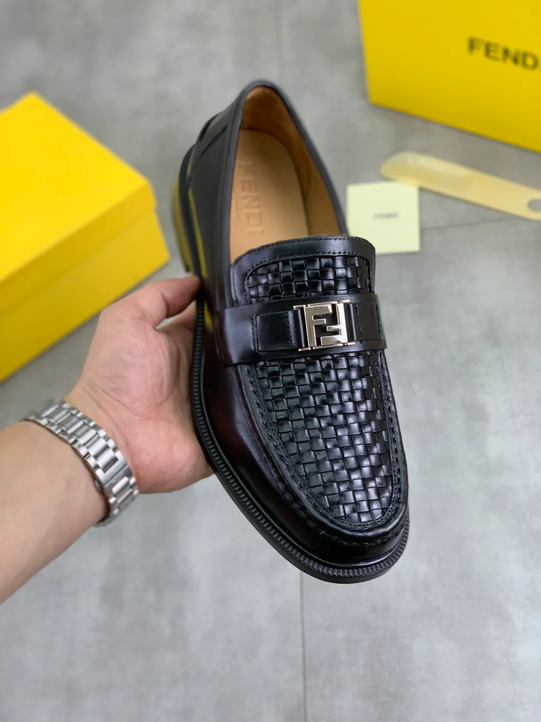 ​Men's shoes 💰P480💰[New model] Water dyed cowhide 🆘 The latest FENDI (Fendi) new casual leather shoes 🕶️🕶️Simple routing effect, showing an elegant and cool driving shoe 🎬Made of Italian 🇮🇹 imported calfskin + first-layer water-dyed cowhide lining🐂Excellent material🎬Detailed workmanship 🤗Comfortable foot feel➰➰. ​Pair it with any outfit to show your taste and temperament, low-key luxury ♻️Design ​simple and elegant ​noble and fashionable 🍃​Very loved and favored by trendy men 💓❤️Size: 38-44 2⃣️colors available
